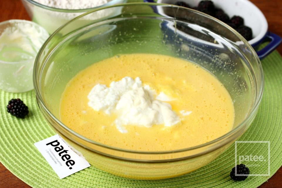 Маффины на кефире с ежевикой - Шаг 7