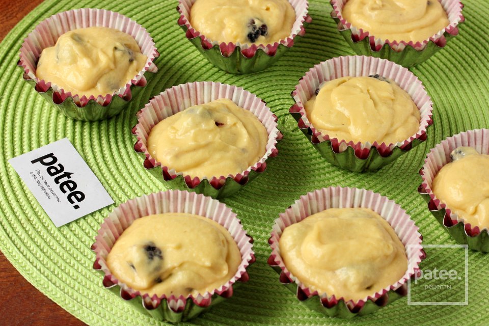 Маффины на кефире с ежевикой - Шаг 11