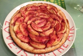 Тарт с яблоками и малиной