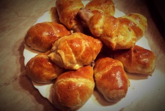 Куринные голени в слоенном тесте