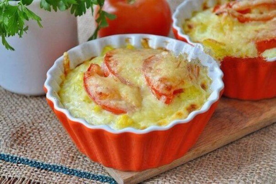 форма для выпечки прямоугольная. мясные блюда в формочках. яичные маффины с ветчиной и сыром. жульен порционный. омлет в духовке в формочках для кексов.