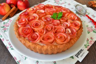 Тарт с ванильным кремом и карамельными яблоками