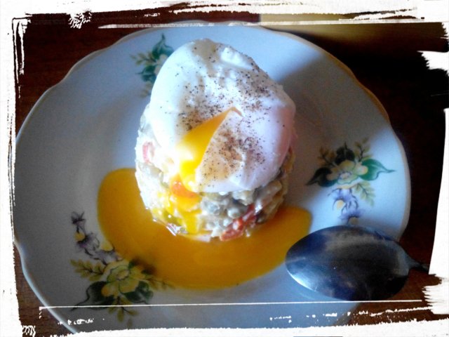Салат Оливье с яйцом пашот