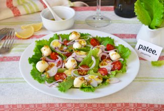 Салат с моцареллой и помидорами черри