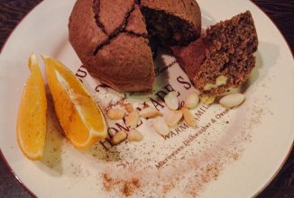 Шоколадный кекс с орехами и нотками апельсина