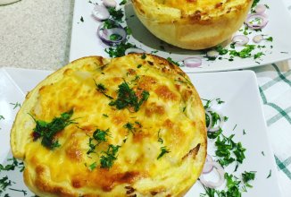 Соте из курицы в хлебной корзинке.