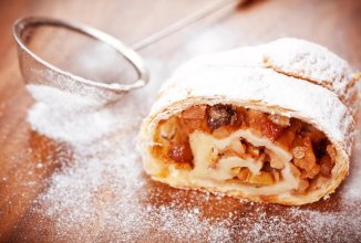 Штрудель с клюквой и яблоками.