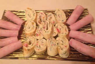 Рулетики из омлета со сливочным сыром