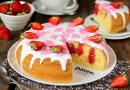 Бисквит с клубникой и глазурью