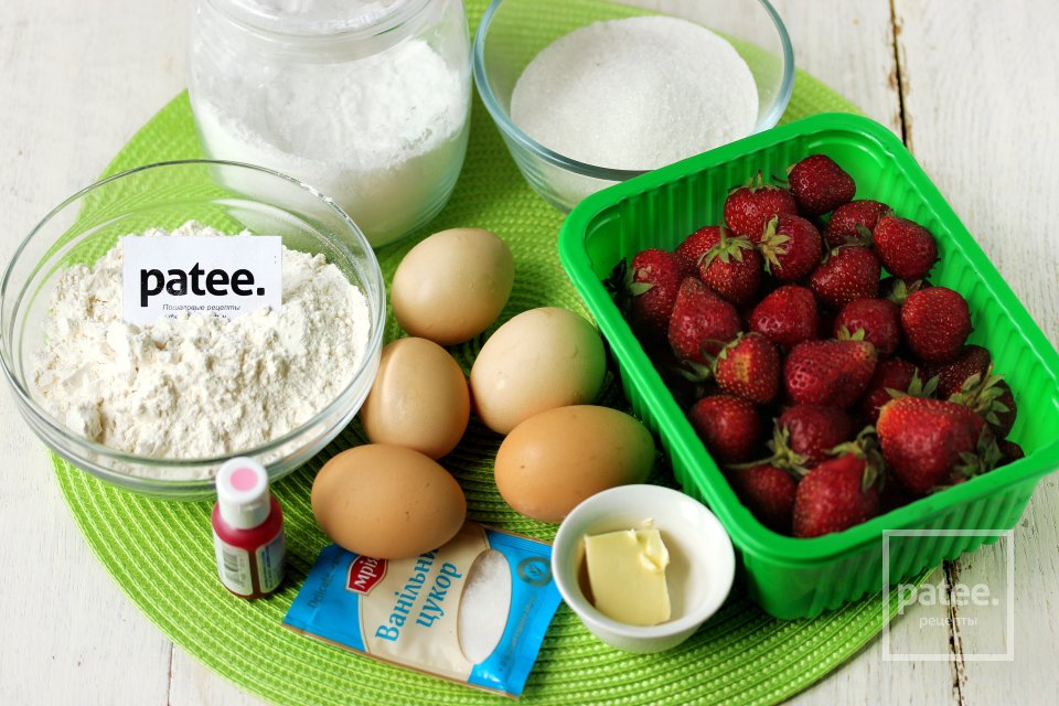 Бисквит с клубникой и глазурью - Шаг 1