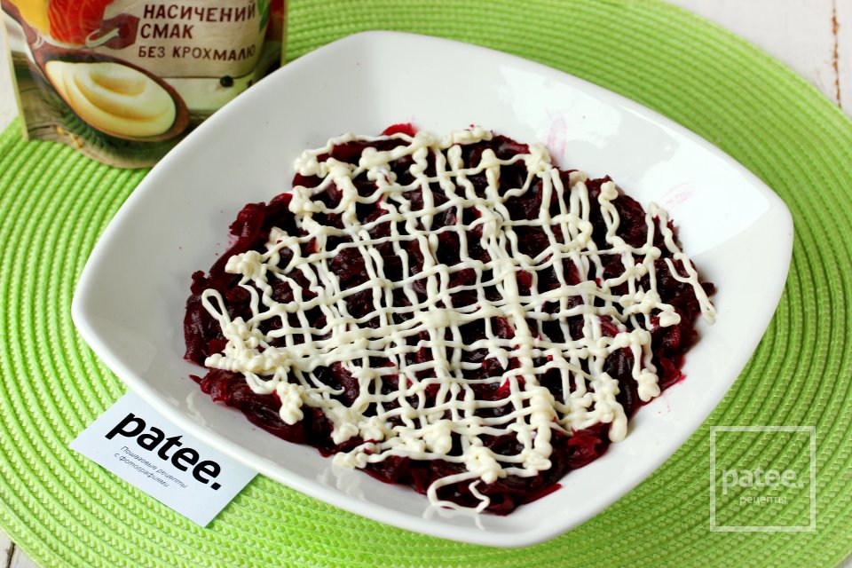 Салат с копчёной рыбой, свеклой и сыром - Шаг 4