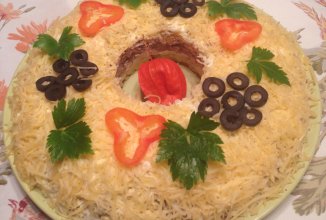 Слоеный салат с грибами и курицей