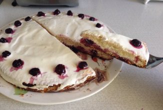 Бисквитный торт с вареньем