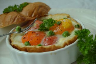 Яйца-кокот в пшеничной булочке