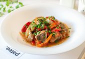 Баранина с перцем и помидорами