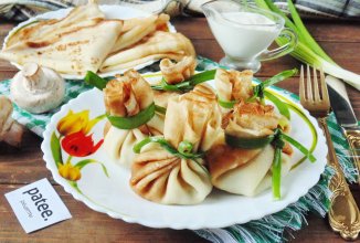 Блинные мешочки с курицей и грибами