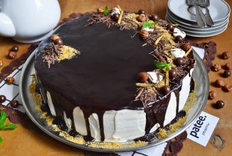 Медовый торт с нежным кремом и шоколадом