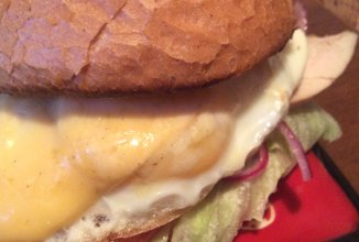 Сендвич с курицей и яйцом