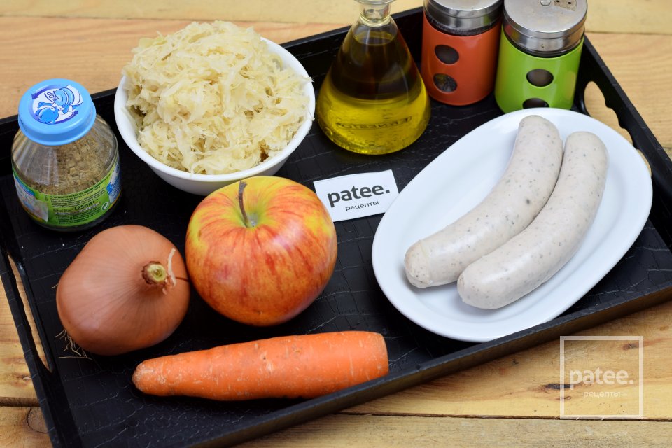 Тушеная кислая капуста с сосисками - Шаг 1
