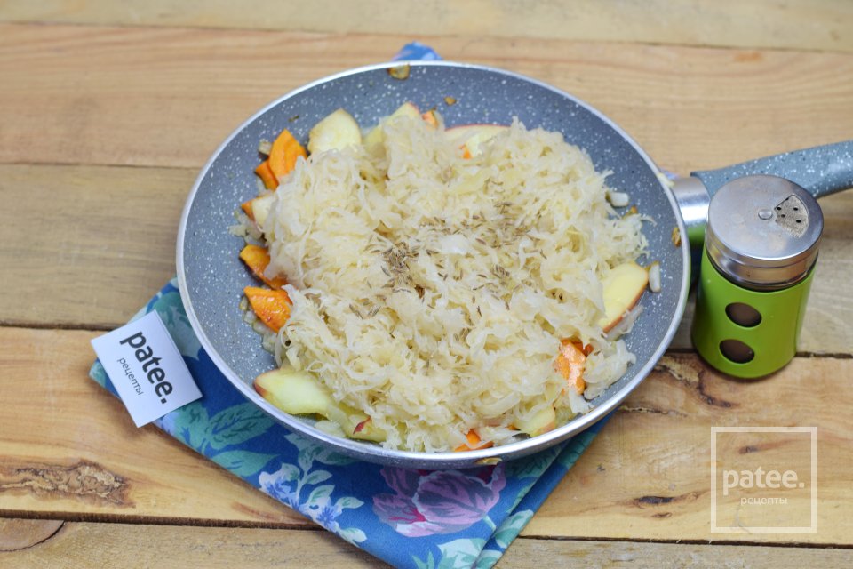 Тушеная кислая капуста с сосисками - Шаг 10