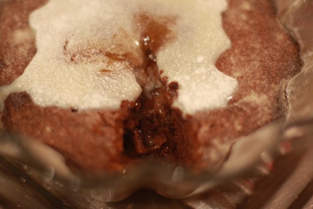 Шоколадный кекс с жидкой начинкой