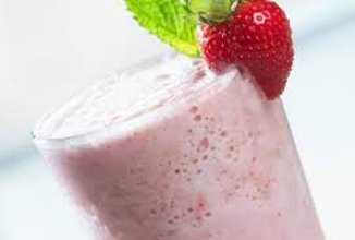 Клубничный молочный коктейль