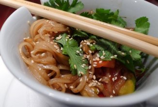 Лапша по Китайски с овощами и курочкой.