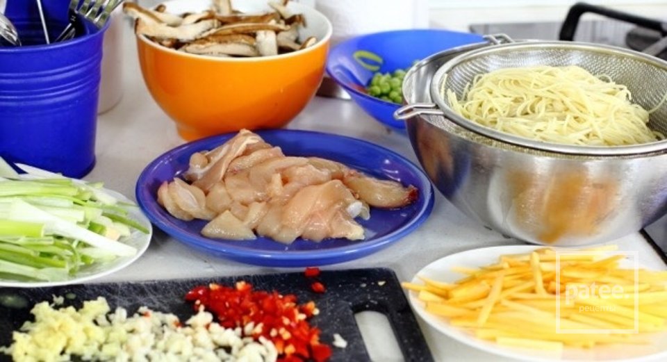 Лапша по Китайски с овощами и курочкой. - Шаг 1