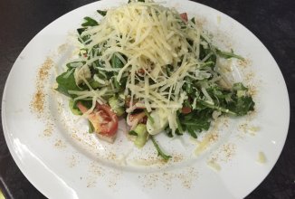 Салат с рукколой, сельдереем и куриным филе.