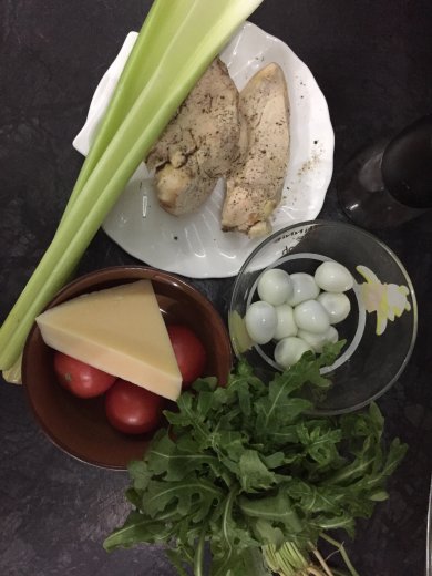 Салат с рукколой, сельдереем и куриным филе. - Шаг 1