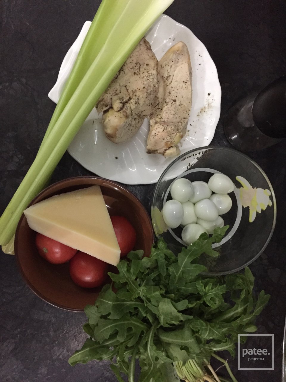 Салат с рукколой, сельдереем и куриным филе. - Шаг 1