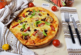 Пицца с салями и моцареллой