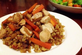 Курица, тушенная с морковью в соево-имбирном соусе