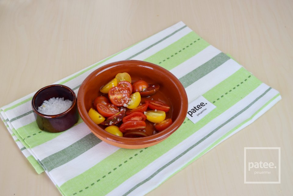 Брускетта с моцареллой и помидорами черри - Шаг 8