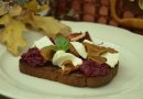 тост со свекольным песто, жареными лисичками и сливочным сыром
