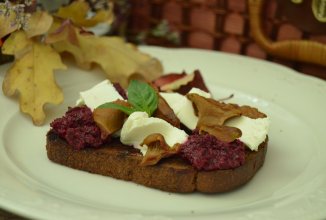 тост со свекольным песто, жареными лисичками и сливочным сыром