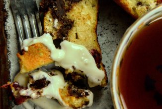 Творожный манник с шоколадом и клюквой с лимонным соусом