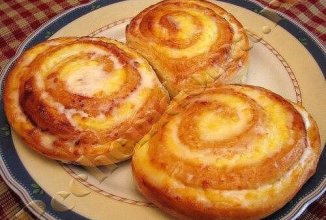 Творожные завитушки в сметанной заливки