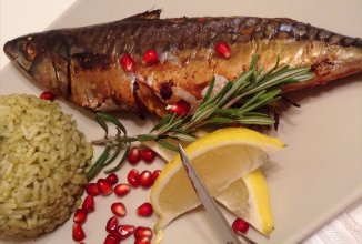 Макрель, запечённая в гранатовом соусе с апельсином и розмарином
