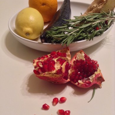 Макрель, запечённая в гранатовом соусе с апельсином и розмарином - Шаг 1