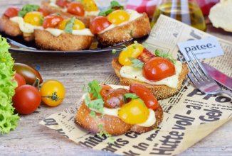 Брускетта с моцареллой и помидорами черри