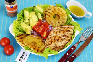 Салат с куриным филе, авокадо и ананасом