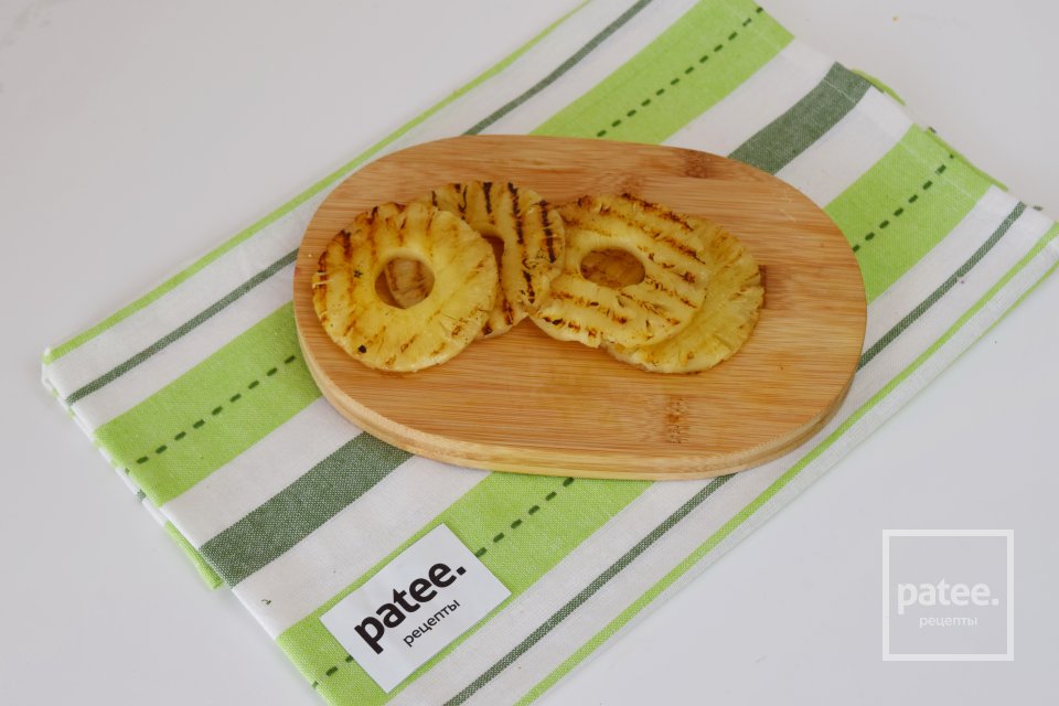 Салат с куриным филе, авокадо и ананасом - Шаг 9