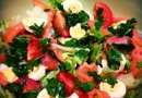 Салат с перепелиными яйцами, семгой и томатами черри.