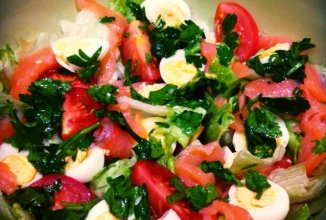 Салат с перепелиными яйцами, семгой и томатами черри.