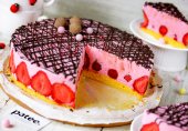 Торт Птичье молоко с клубникой