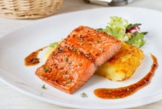 Запечённый лосось в медово - горчичном соусе.