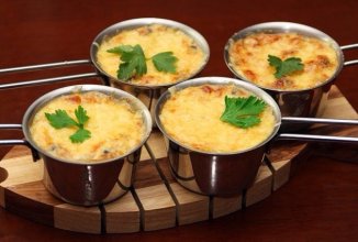 Жульен с курицей и грибами.