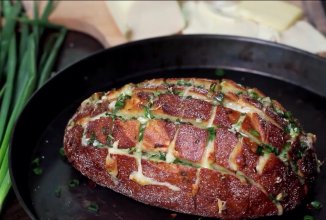 Хлеб с сыром и луком