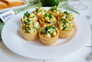 Закусочные тарталетки с салатом из авокадо